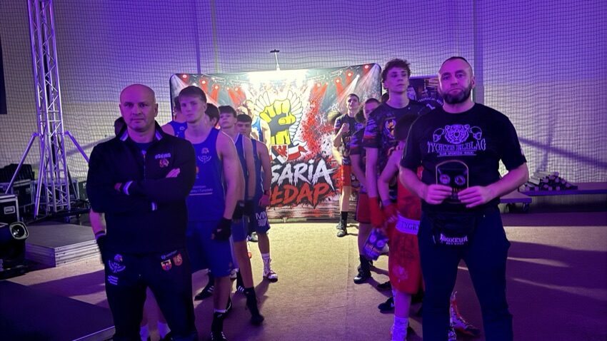 Bokserzy przed wyjściem na galę Podlasie - Warmia i Mazury w Gołdapi