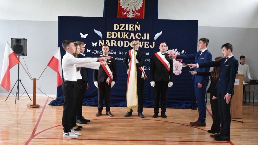 Ślubowanie uczniów pierwszych klas technikum przy sztandarze ZSR w Krzyżewie
