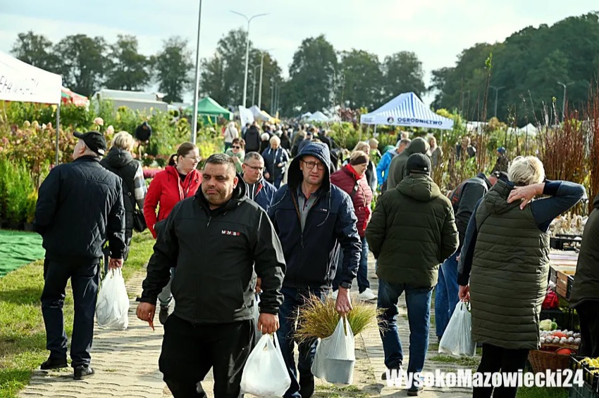 Kupujący przy stoisku z kwiatami na targach ogrodniczych w PODR Szepietowo, październik 2025