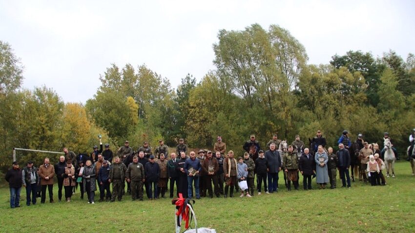 Uczestnicy gonitwy za lisem w Stokowisku, jeźdźcy z końmi na łące