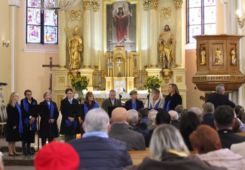 Chór Swojskie Melodie śpiewa w kościele w gminie Nowe Piekuty, w ławkach wierni