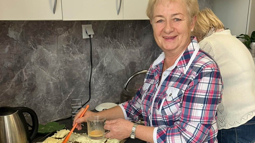 Seniorka przygotowuje paszteciki w kuchni Klubu Senior+ w Wysokiem Mazowieckiem