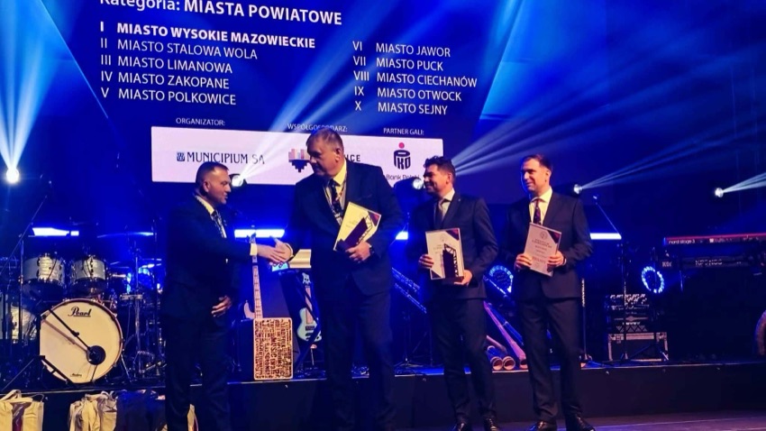 Wręczenie dyplomów w rankingu Inwestycje Samorządów 2026, na ekranie Wysokie Mazowieckie na 1. miejscu wśród miast powiatowych