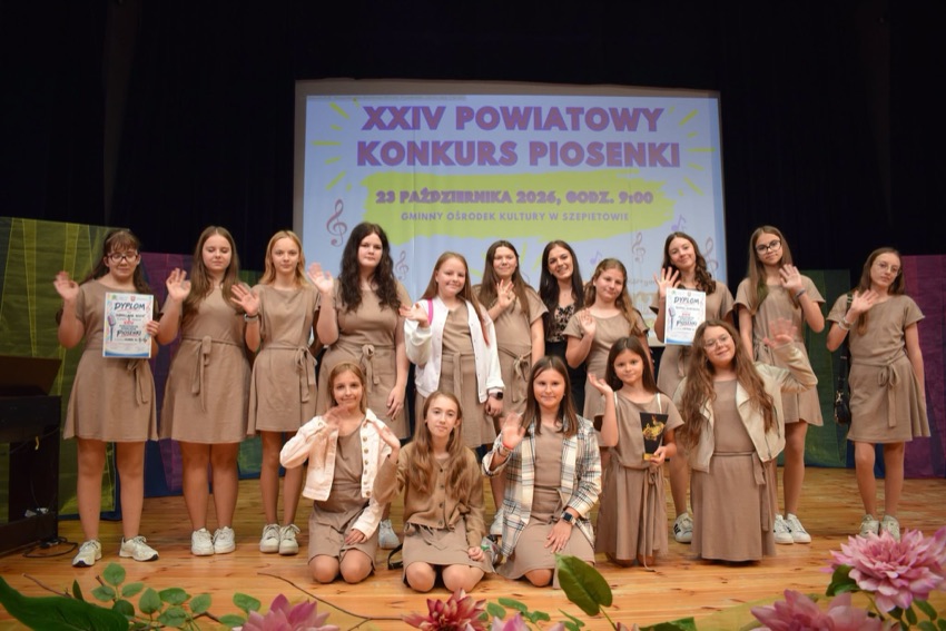 Laureatki XXIV Powiatowego Konkursu Piosenki z dyplomami na scenie GOK w Szepietowie