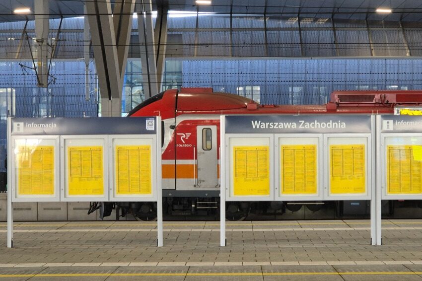 Pociąg POLREGIO na stacji Warszawa Zachodnia, tablice z rozkładem jazdy