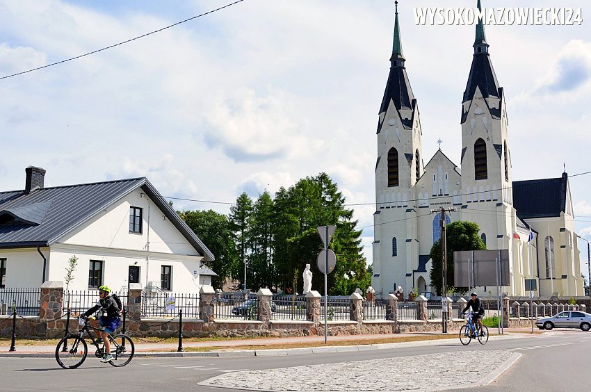 Kulesze Kościelne: kościół i centrum wsi