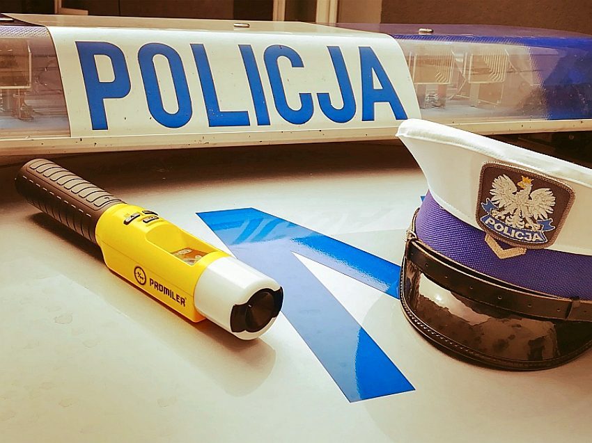 Kulesze Kościelne: czapka policyjna i alkomat, zdjęcie ilustracyjne