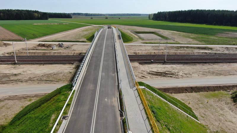 csm_6_Porosl_Kije_wiadukt_nad_torami_jedzie_ciezarowka_fot_Pawel_Mieszkowski_PKP_Polskie_Linie_Kolejowe_SA_14b823bd36