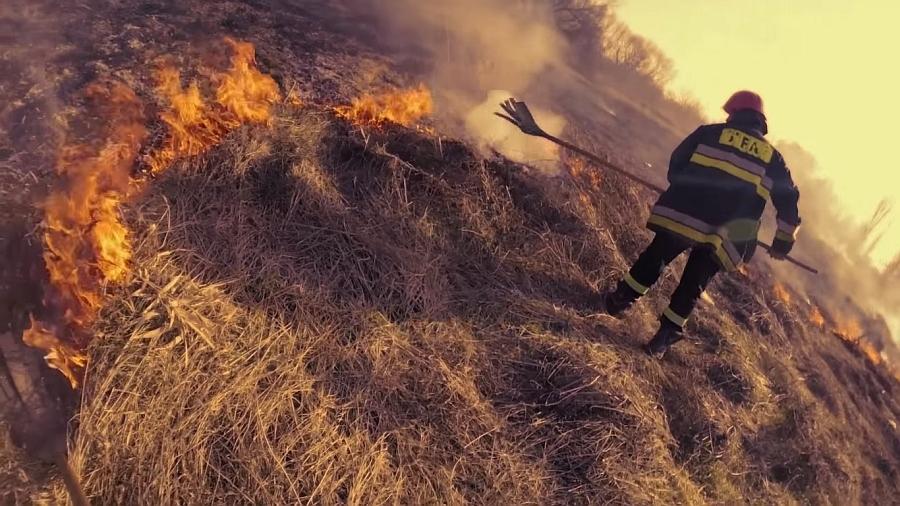 Liczne pożary traw w powiecie wysokomazowieckim. Strażacy apelują o rozwagę