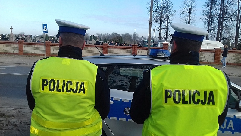 Akcja Znicz 2019. Wysokomazowiecka policja czuwa nad bezpieczeństwem w okolicach cmentarzy [foto]