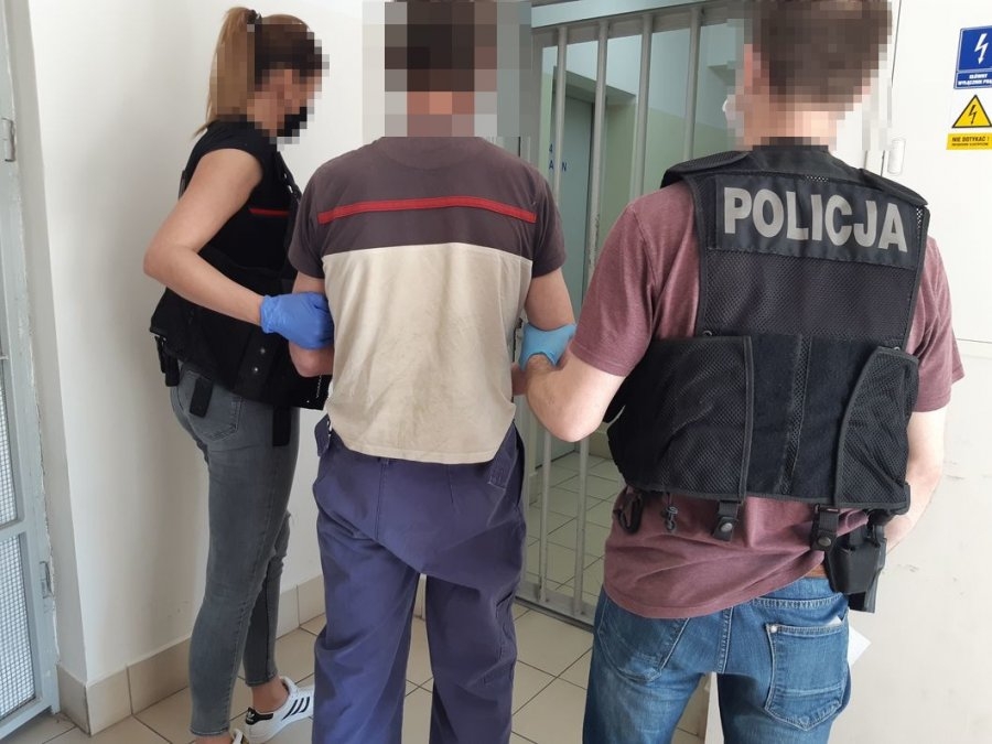 Wysokie Mazowieckie: Pijany odwoził pijanego po imprezie. Policjanci zastali ich ... w trakcie drzemki