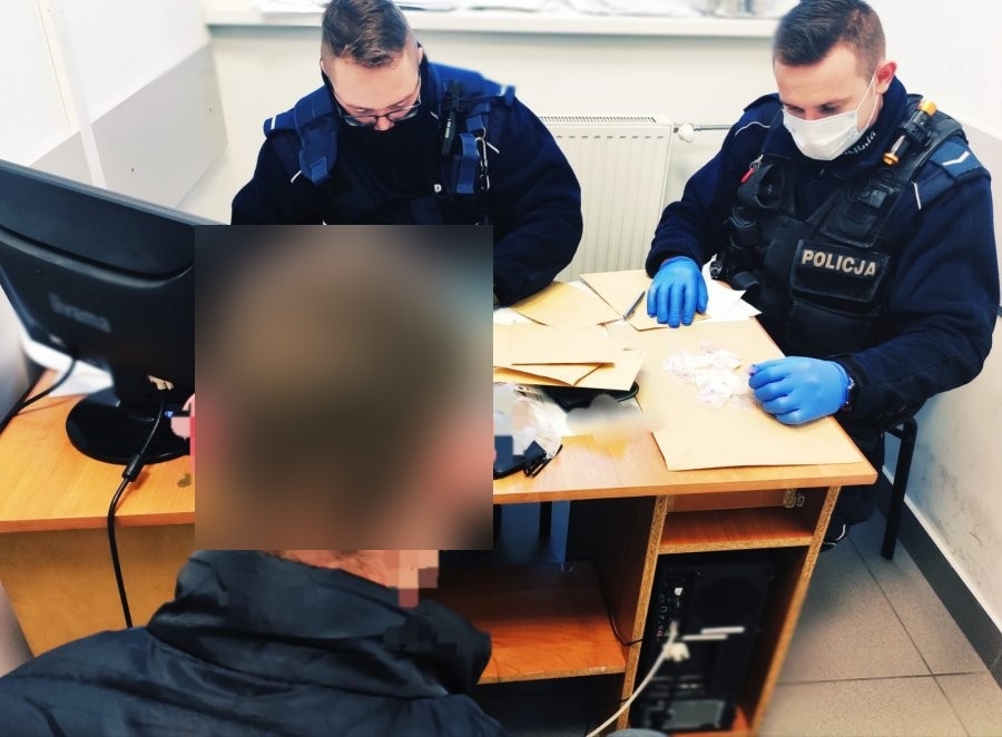 Wysokie Mazowieckie. Zatrzymanie w centrum. 26-latek miał 100 gramów amfetaminy [foto]
