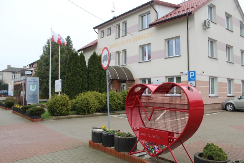 Nowe Piekuty: Pojemniki na nakrętki w kształcie serca stanęły w gminie Nowe Piekuty [foto]