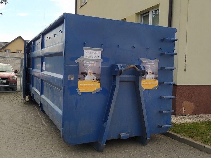 Wysokie Mazowieckie: Kontener na makulaturę stanął w Wysokiem Mazowieckiem. Można wesprzeć chorego Mikołaja
