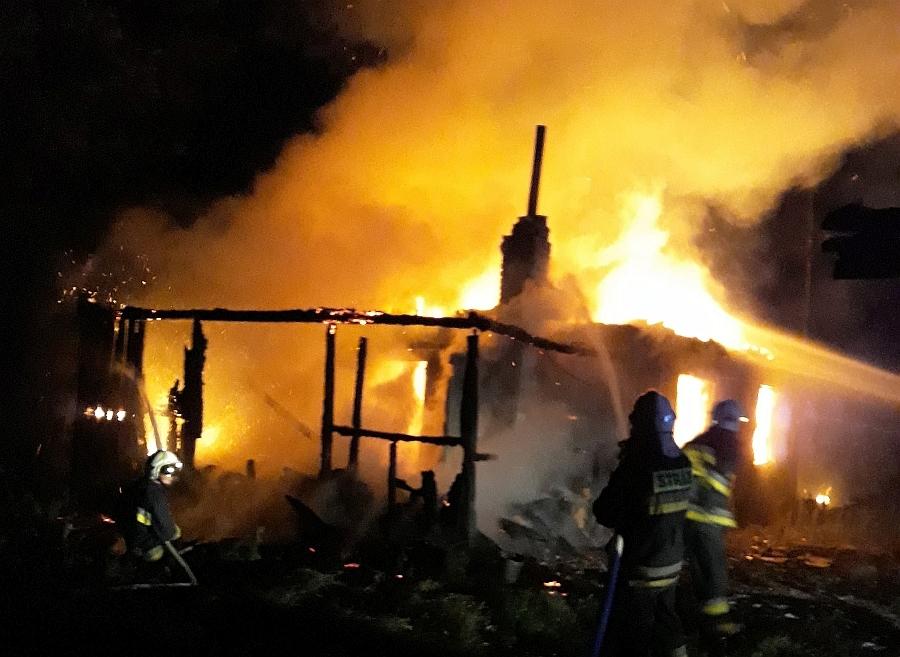 Dom spłonął doszczętnie. Nocny pożar w gminie Ciechanowiec [wideo/foto]