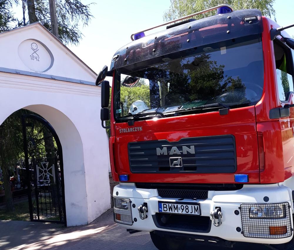 Ciechanowiec. Strażacy ruszyli ratować kota, który wlazł na drzewo [foto]