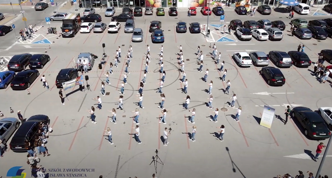 Wysokie Mazowieckie: Tak się promuje szkoła z Wysokiego Mazowieckiego! Jerusalema Challenge na parkingu [wideo]