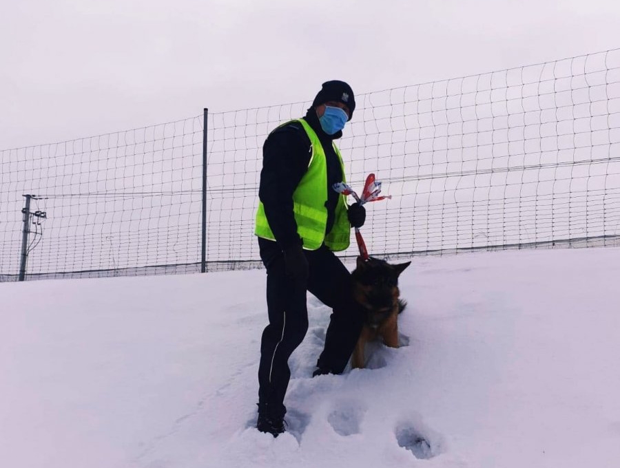 Wysokie Mazowieckie: Prezes leżał przy drodze. Pomogli mu wysokomazowieccy policjanci