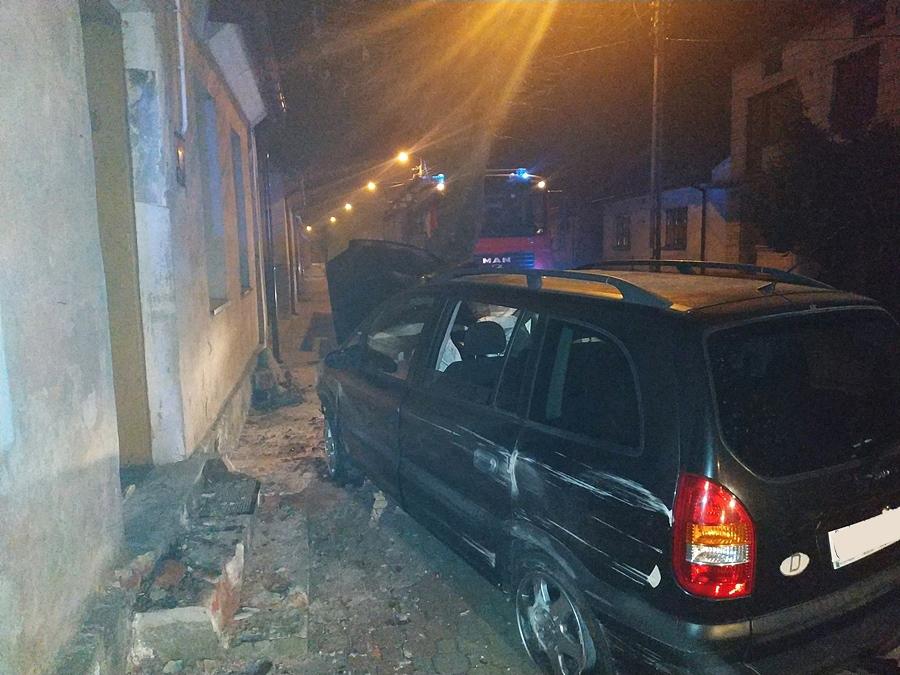 Ciechanowiec. Uderzył w zaparkowany samochód i uciekł z miejsca zdarzenia [foto]