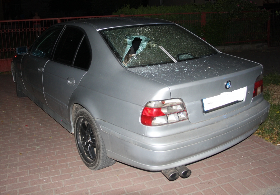 Wysokie Mazowieckie: Uszkodzili BMW w centrum Wysokiego Mazowieckiego. Zostali zatrzymani