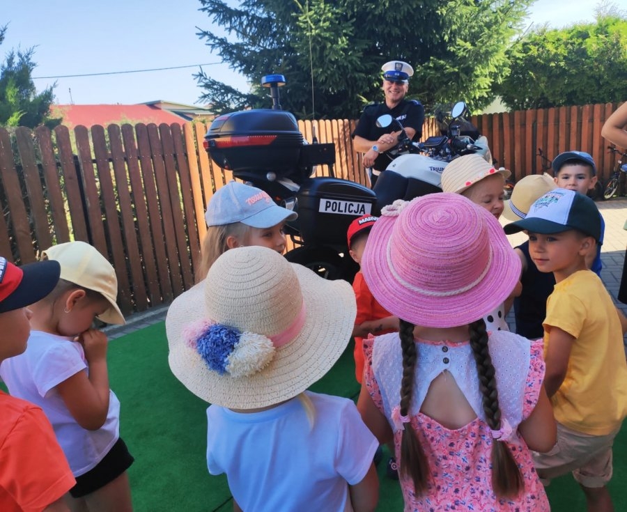 Szepietowo. Policjanci odwiedzili przedszkolaków [foto]