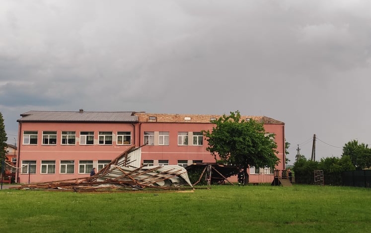 Wysokie Mazowieckie. Wiatr zerwał dach z budynku Mar-Kotu