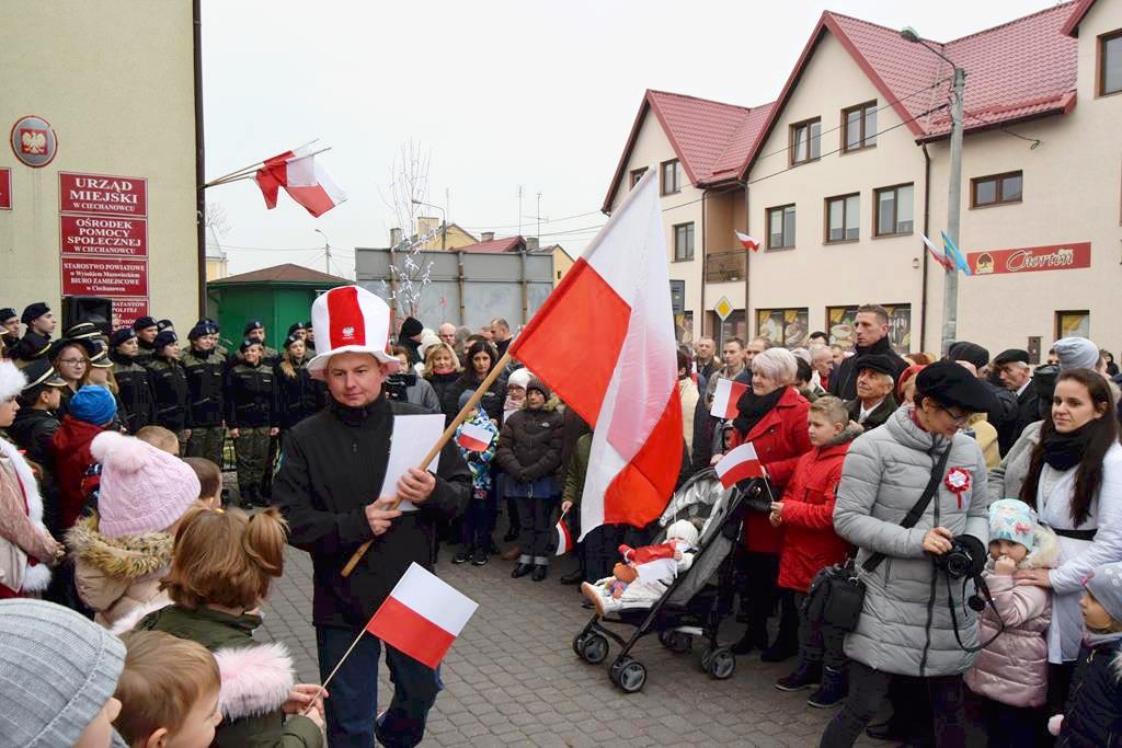 Mieszkańcy Ciechanowca wspólnie zaśpiewali hymn państwowy	[wideo/foto]