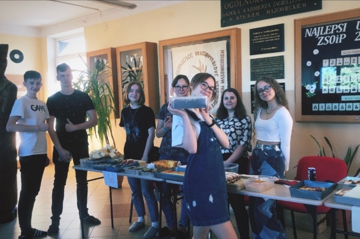 Wysokie Mazowieckie: Kiermasz ciast w Jagiellończyku. Młodzież pomaga małemu Nikosiowi [foto]